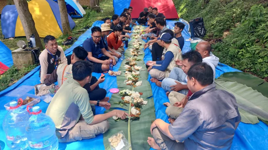 Makan bersama di atas daun pisang